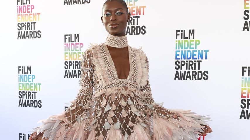 Jodie Turner-Smith zeigt sich im extravaganten Vogel-Look