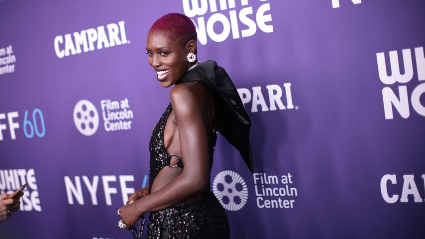 Knalliges Pink: Jodie Turner-Smith überrascht mit neuem Look