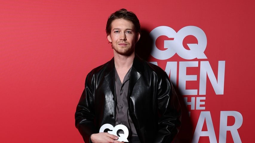 Joe Alwyn strahlt bei GQ Awards gemeinsam mit Alison Oliver