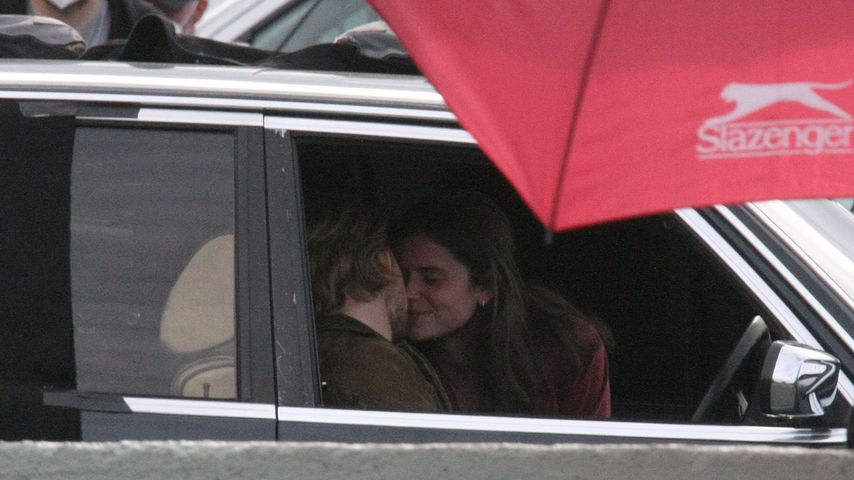 Joe Alwyn und Alison Oliver bei gemeinsamen Dreharbeiten