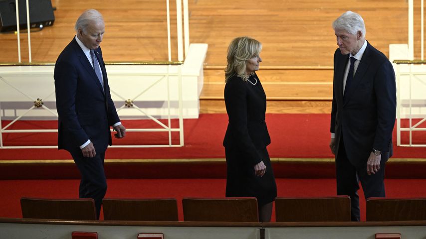 Joe Biden, Jill Biden und Bill Clinton auf Rosalynn Carters Beerdigung
