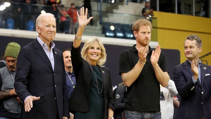 Joe Biden, Jill Biden und Prinz Harry gratulieren den Rollstuhlbasketball-Finalisten bei den Invictus Games 2017 in Toronto