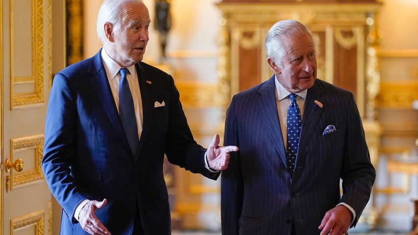 Protokollverstoß: Joe Biden berührt ständig König Charles!