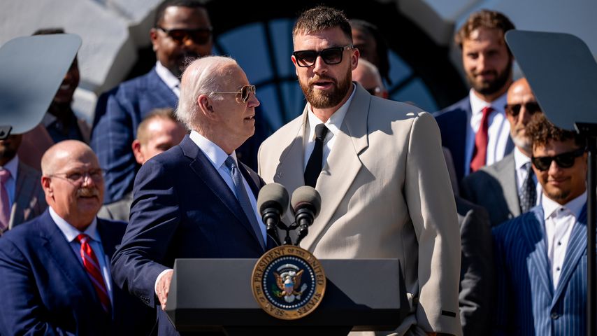 Gekonnt: Travis Kelce glänzt im grauen Anzug im Weißen Haus