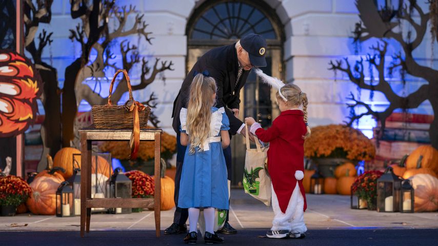 Halloween im Weißen Haus: Joe Biden verteilt Süßigkeiten!