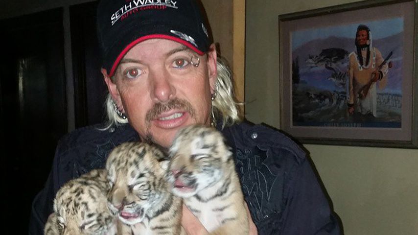 Joe Exotic mit Babytigern im August 2015