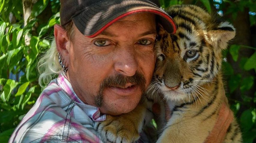 Joe Exotic mit einem Tigerbaby