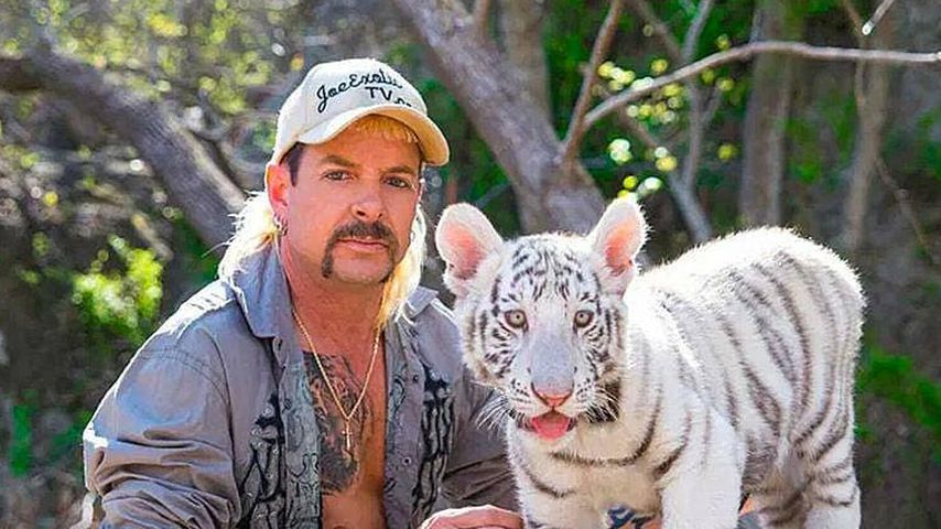 Joe Exotic mit einem weißen Tiger
