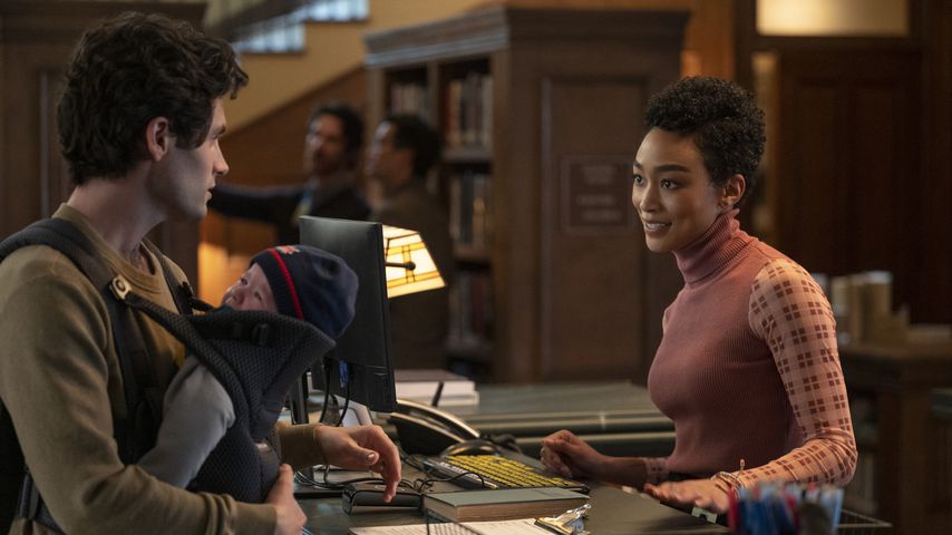 Joe Goldberg (Penn Badgley) und Marienne (Tati Gabrielle) in "You"
