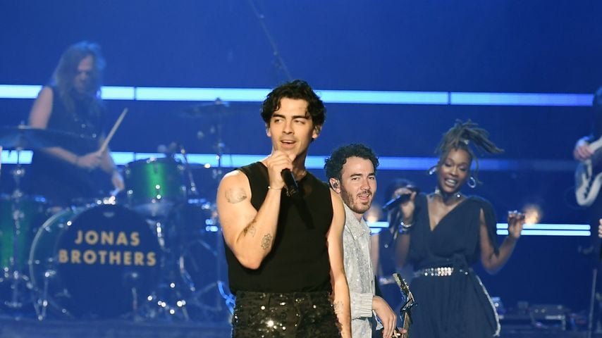 Joe Jonas verheiratet Bandmitglied auf der Konzertbühne