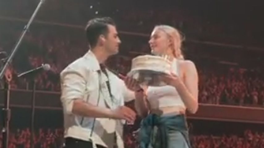 Bei Konzert: Sophie überrascht Joe mit Geburtstagstorte