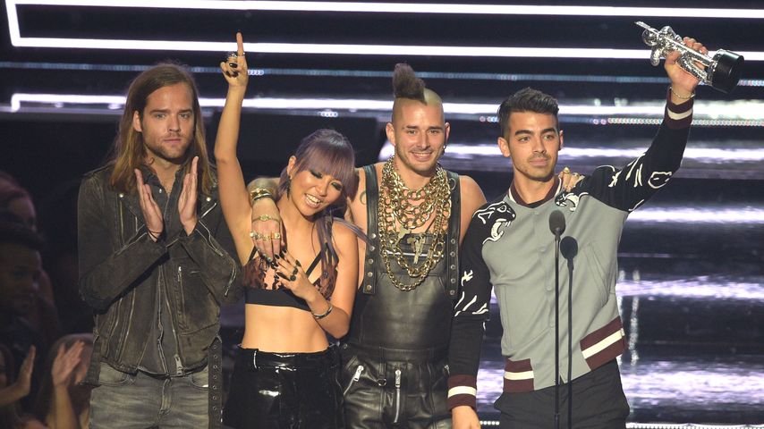 Leckere Mucki-Show! Joe Jonas oben ohne mit Bier & Burger