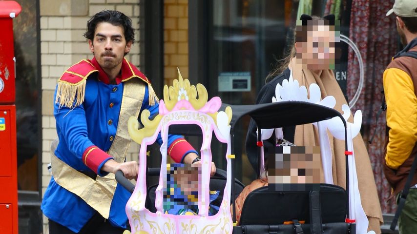 Joe Jonas mit seinen Töchtern im Oktober 2023