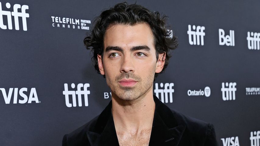 Geschmückter Kinderwagen: Joe Jonas geht mit Kids spazieren
