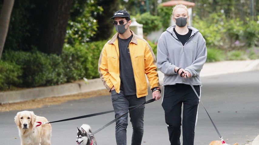 Schlabberlook: Versteckt Sophie Turner hier einen Babybauch?