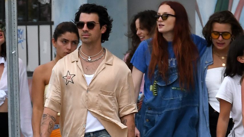 Versteckt Sophie Turner unter diesem Look einen Babybauch?