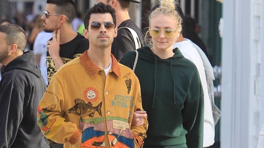 Top oder Flop? Joe Jonas in cooler Comic-Jacke unterwegs
