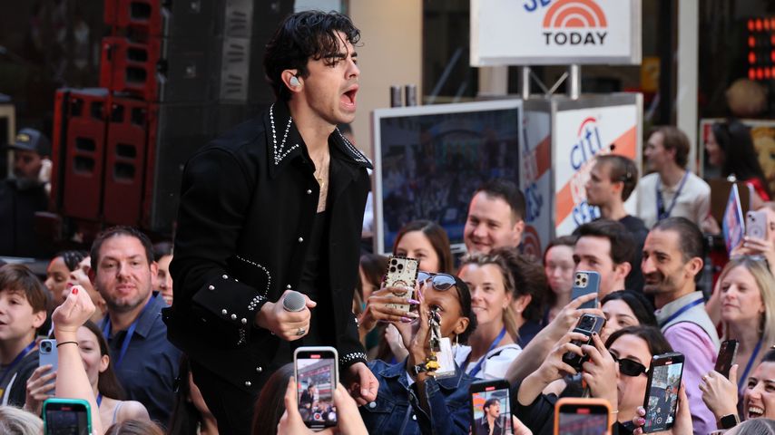 Outfit-Wechsel bei Show: Joe Jonas hatte in Hose gekotet