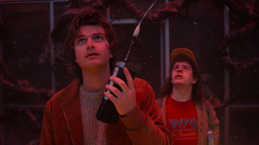 Joe Keery als Steve Harrington und Gaten Matarazzo als Dustin Henderson in "Stranger Things" Staffel 5