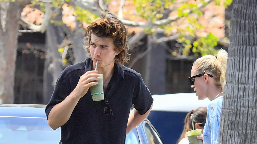 Joe Keery mit seiner Freundin Maika Monroe