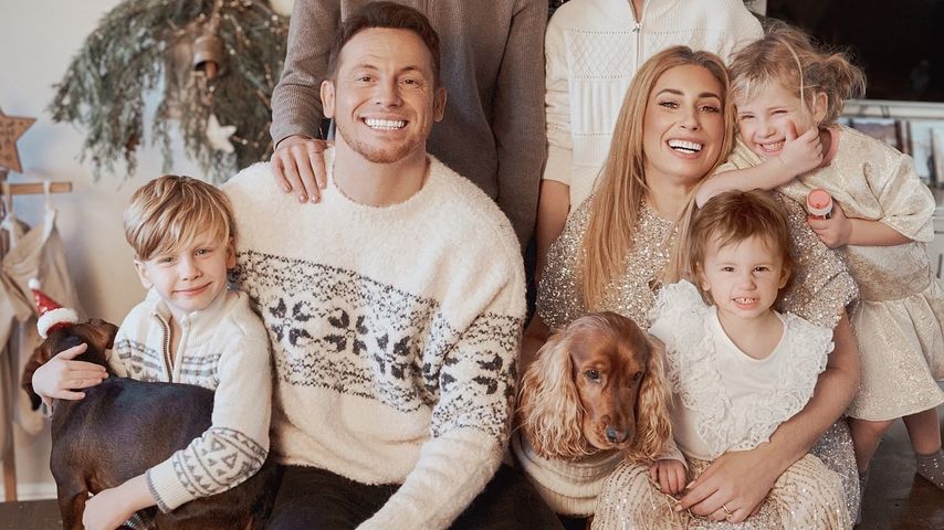 Joe Swash und Stacey Solomon mit ihren Kindern und ihrem Hund im Dezember 2024