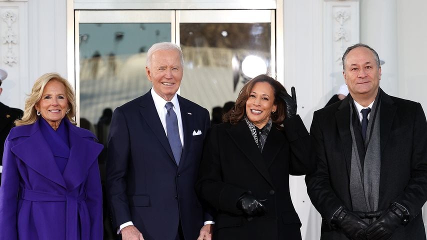 Joe und Jill Biden posieren mit Kamala Harris und dessen Mann Doug vor dem Weißen Haus vor der Amtseinführung 2025
