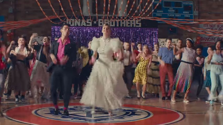 Joe und Sophie Jonas in "What A Man Gotta Do"