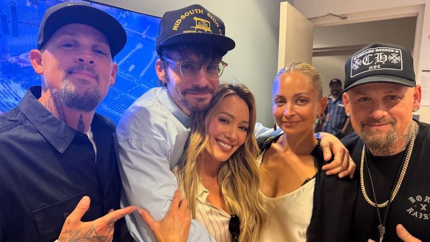 Good-Charlotte-Mitglieder Joel und Benji Madden posieren gemeinsam mit Hilary Duff und ihrem Ehemann Matthew Koma sowie Nicole Richie, im August 2026
