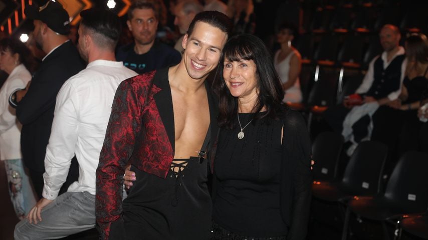 Joel Mattli mit seiner Mutter bei der neunten Live-Show von "Let’s Dance", 08. Mai 2026