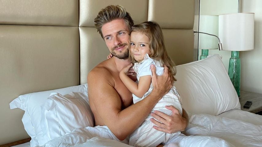Jörn Schlönvoigt und Tochter Delia kuscheln im Bett