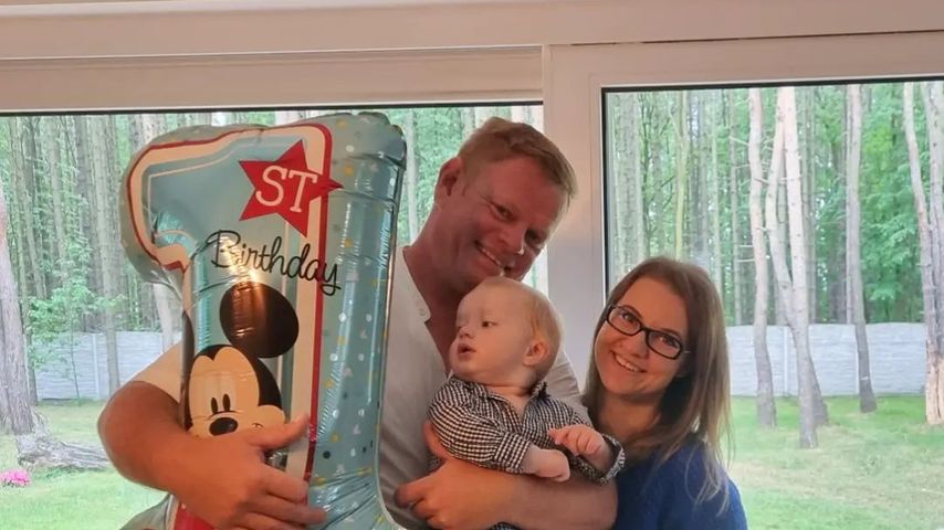Jörn und Oliwia mit ihrem Sohn Bruno im Mai 2022
