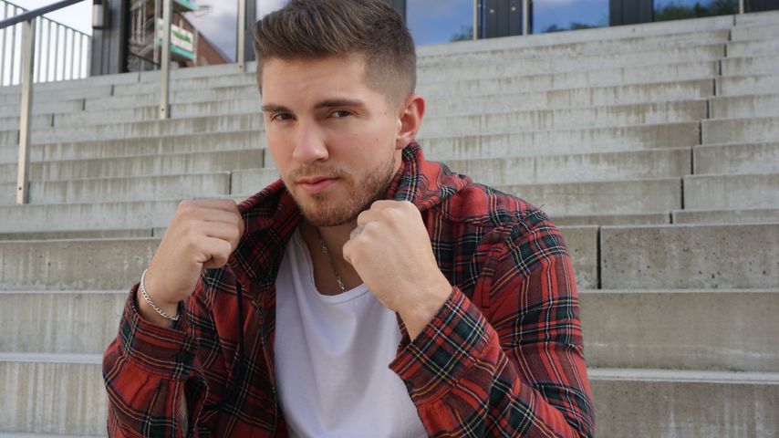 "Messer im Rücken": Joey aus "Club der guten Laune" gekickt