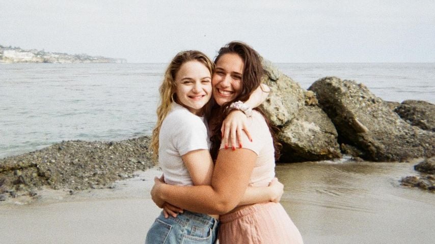 Selten: Joey King teilt Bilder mit Freundin Ariana am Strand
