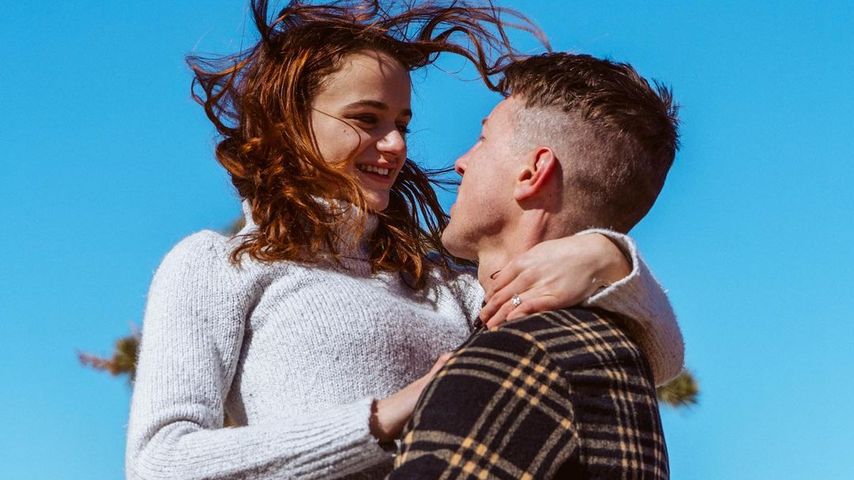 Joey King mit ihrem Verlobten Steven Piet