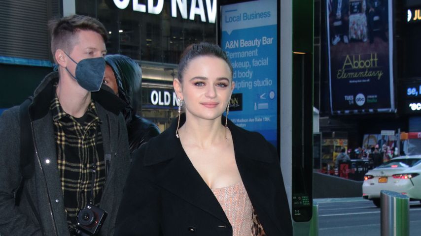 Joey King und ihr Partner Steven Piet in New York