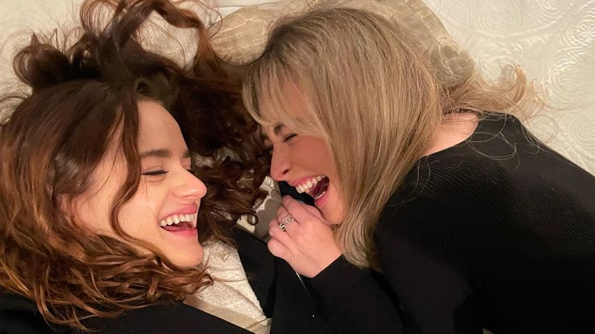 Joey King mit ihrer besten Freundin Sabrina Carpenter