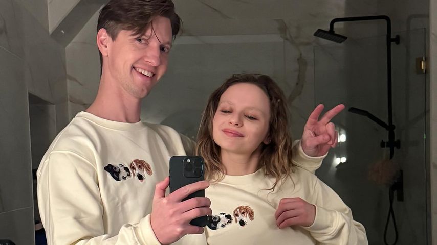 Joey King und ihr Steven strahlen im Hundepulli-Partnerlook