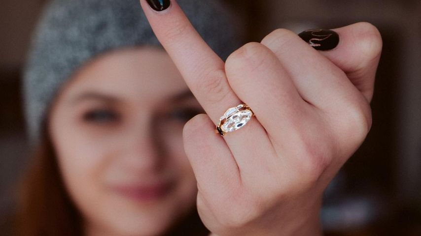 Joey King mit ihrem Verlobungsring