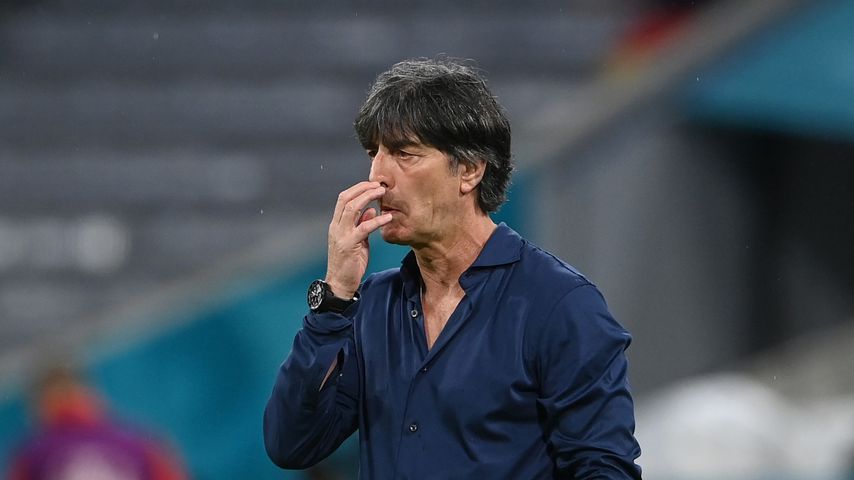 EM-Spiel: Joachim Löws Finger erst in der Nase, dann im Mund