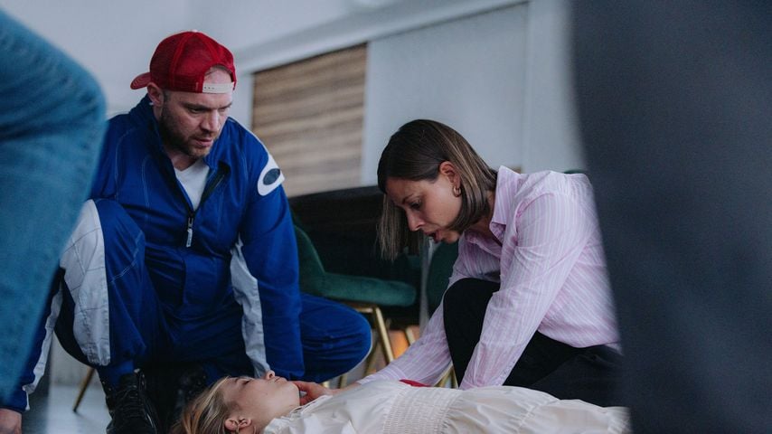 Johanna wird von Robin nach der Geiselnahme verletzt