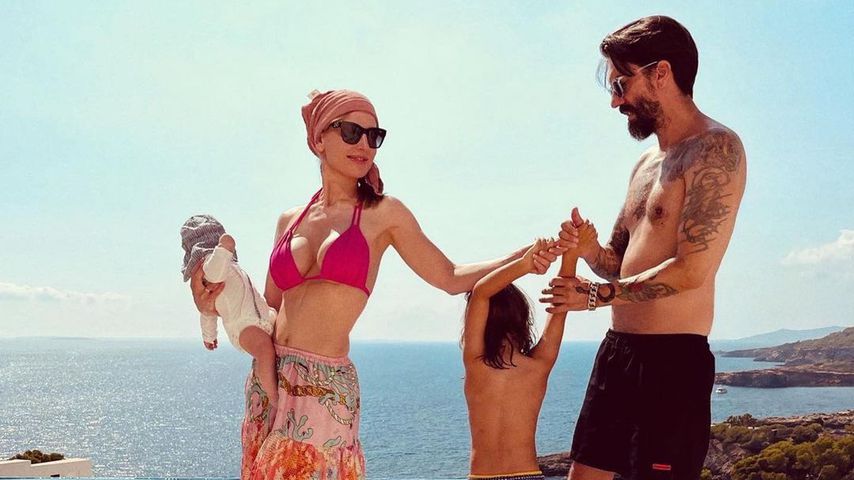 Johanna und Alec Völkel mit ihren Kindern Rosenrot und Charlie Joe