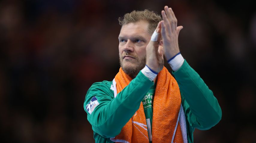 Handballtorwart Johannes Bitter applaudiert dem Team nach einer Niederlage in Hamburg, 2021