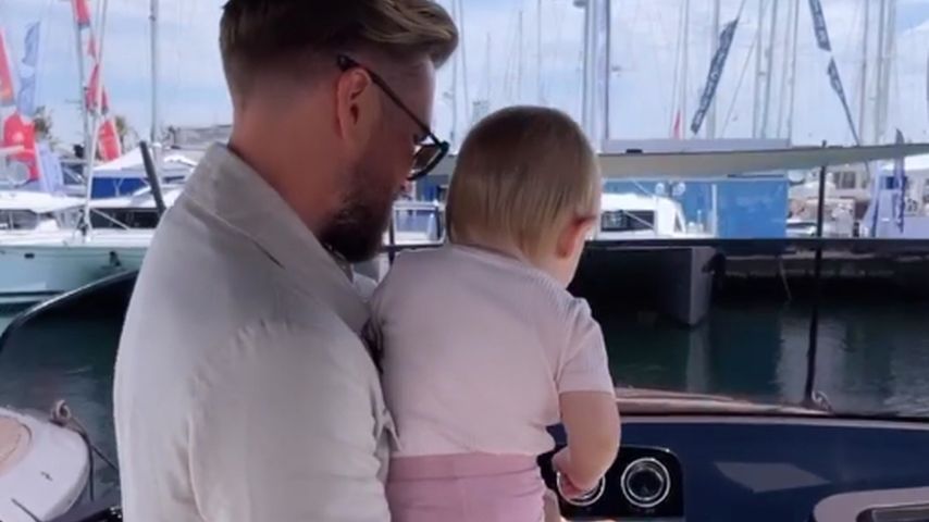 Wie Papa Johannes Haller: Baby Hailey fasziniert von Booten!