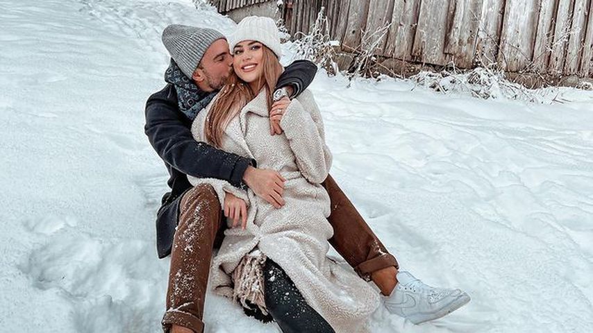 Johannes Haller und Jessica Paszka kuscheln im Schnee