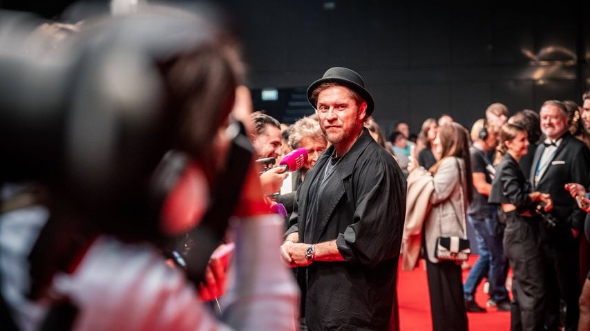 Johannes Oerding auf dem roten Teppich bei der Goldenen Henne 2026 in Leipzig