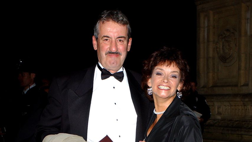 John Challis und Sue Holness im Oktober 2002 in London
