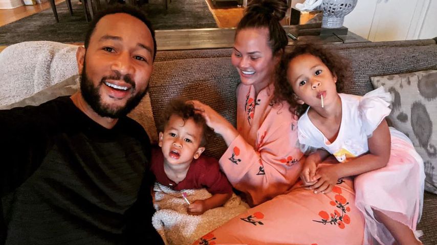 John Legend, Miles Theodore, Chrissy Teigen und Luna Simone im März 2020