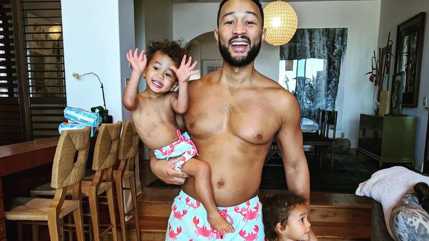 John Legend mit seinen Kindern Miles und Luna im März 2020