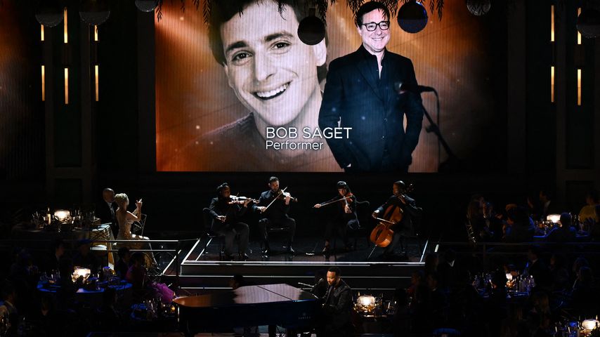 John Legend auf der Bühne, während im Hintergrund Bob Saget erinnert wird