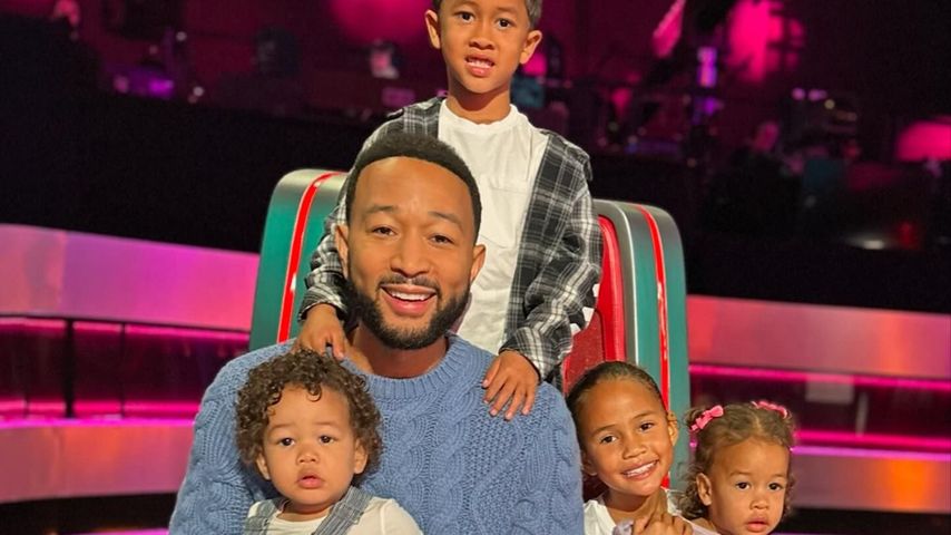 Im "The Voice"-Stuhl: John Legend posiert mit seinen Kids